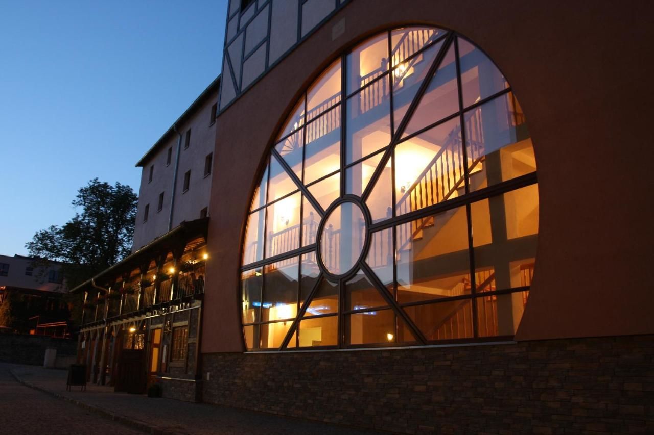Отель Hotel Zamkowy Młyn Крапковице-4