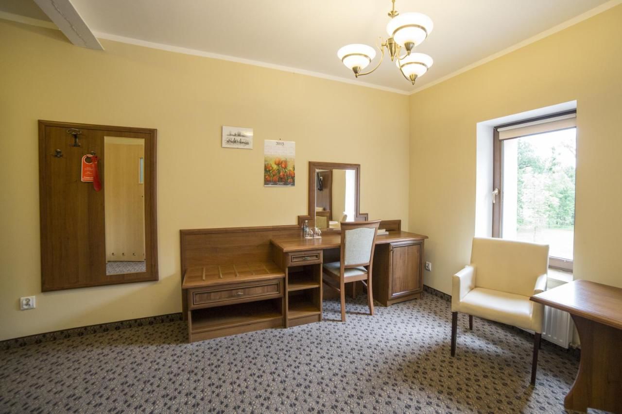 Отель Hotel Zamkowy Młyn Крапковице-29