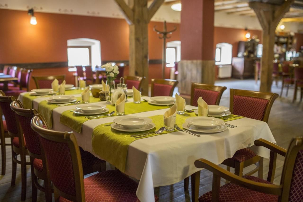 Отель Hotel Zamkowy Młyn Крапковице-37