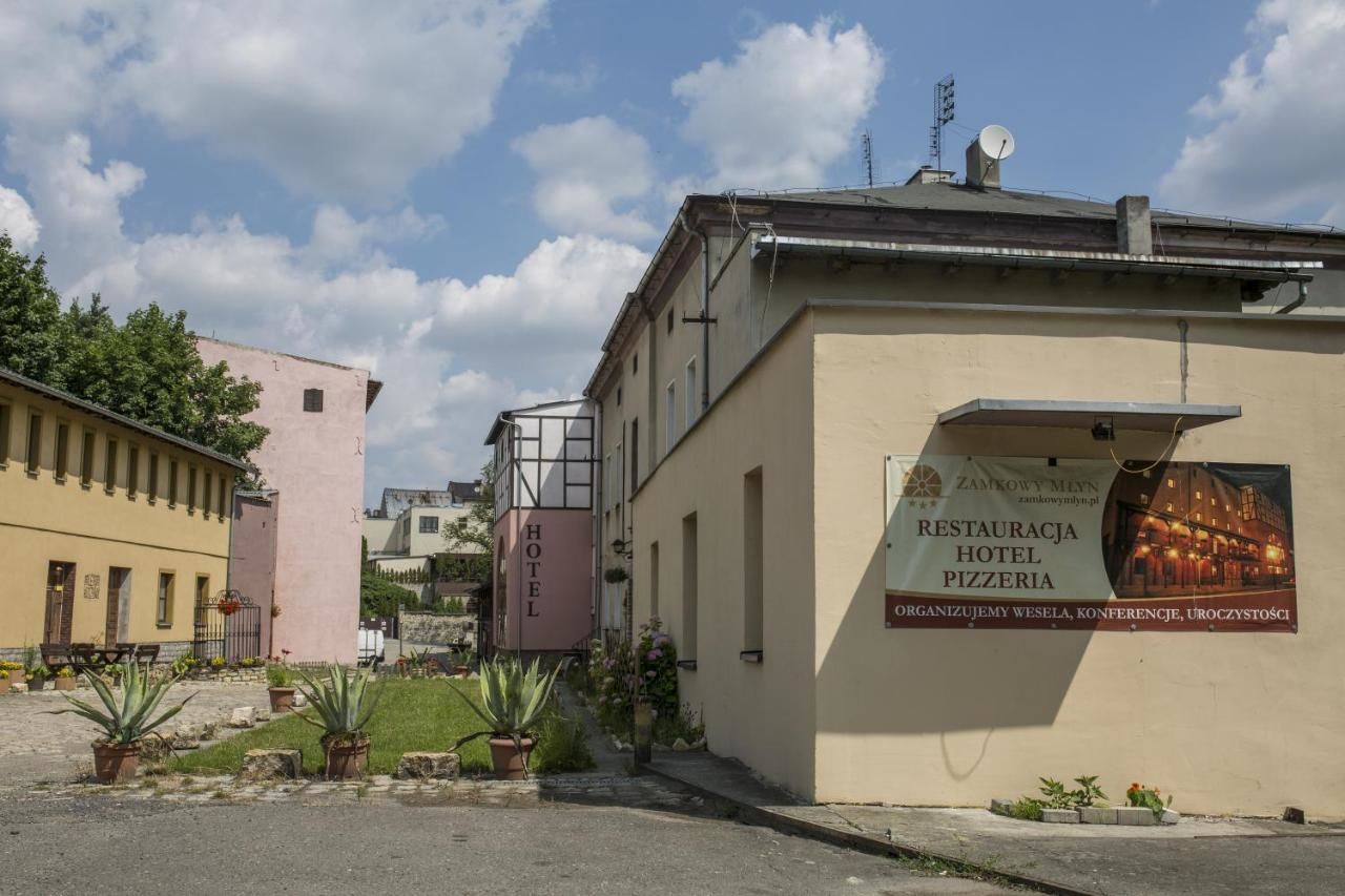 Отель Hotel Zamkowy Młyn Крапковице-38