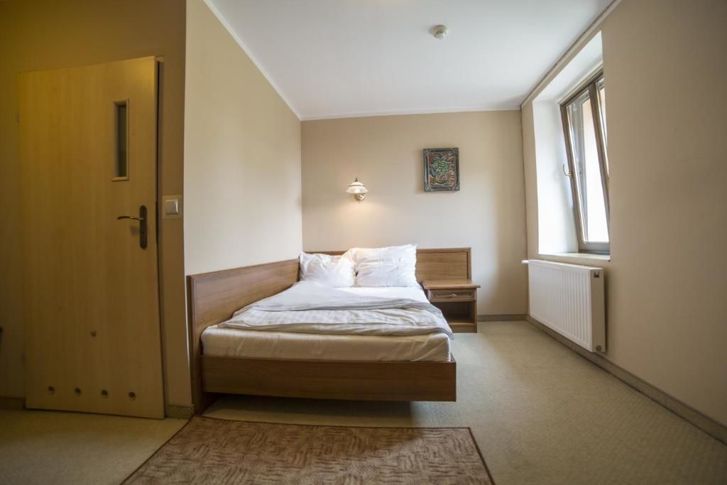 Отель Hotel Zamkowy Młyn Крапковице