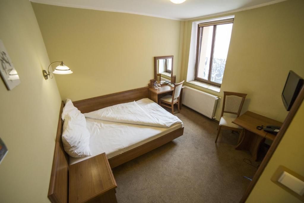 Отель Hotel Zamkowy Młyn Крапковице-47
